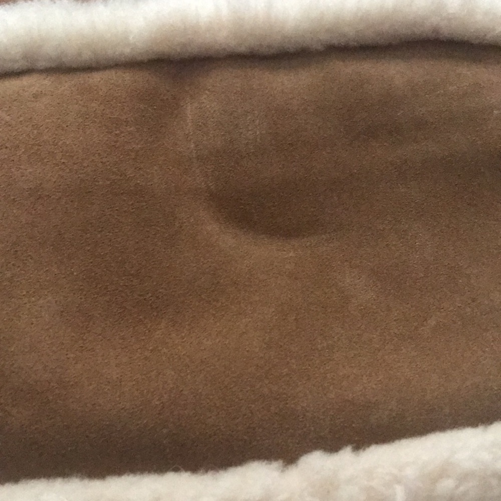 UGG Sheldon Crossbody has tags sheepskin suede 9.5 x 6.. flaws but never used - Picture 13 of 17